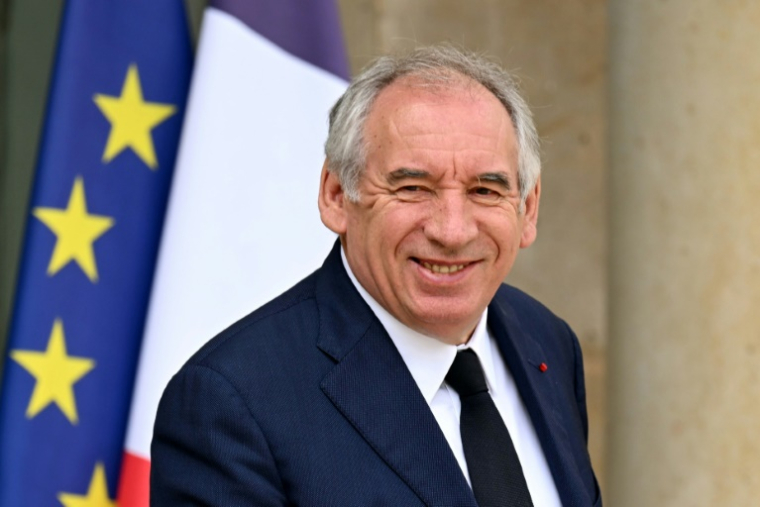 Le Premier ministre François Bayrou à la sortie de l'Elysée, le 7 mai 2025 à Paris ( AFP / Bertrand GUAY )