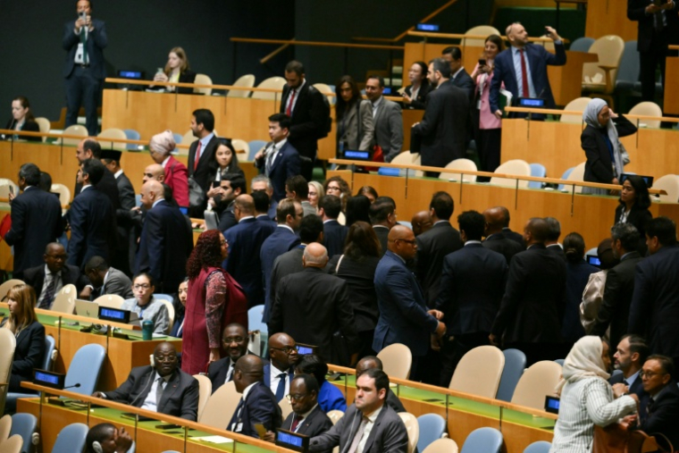 Des délégations diplomatiques quittent l'Assemblée générale de l'ONU alors que Benjamin Netanyahu prend la parole, le 24 septembre 2026 à New York ( AFP / ANGELA WEISS )