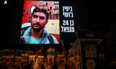 Une photo de Bipin Joshi projetée sur un écran pendant une manifestation de proches d'otages, le 16 août 2025 à Tel-Aviv ( AFP / Jack GUEZ )
