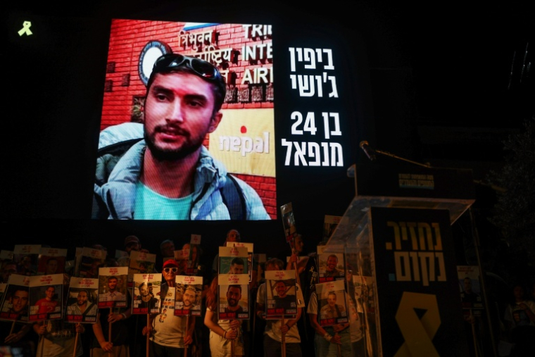 Une photo de Bipin Joshi projetée sur un écran pendant une manifestation de proches d'otages, le 16 août 2025 à Tel-Aviv ( AFP / Jack GUEZ )