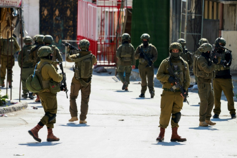 Des soldats israéliens lors d'une opération militaire dans l'est de Naplouse, en Cisjordanie occupée, le 2 mars 2026 ( AFP / Jaafar ASHTIYEH )