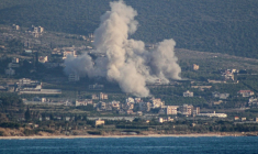 De la fumée s'élève du site d'une frappe israélienne qui a visé le village de Mansoura, dans le sud du Liban, le 23 mai 2026 ( AFP / KAWNAT HAJU )