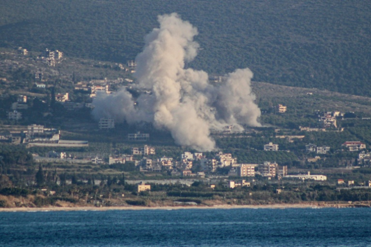De la fumée s'élève du site d'une frappe israélienne qui a visé le village de Mansoura, dans le sud du Liban, le 23 mai 2026 ( AFP / KAWNAT HAJU )