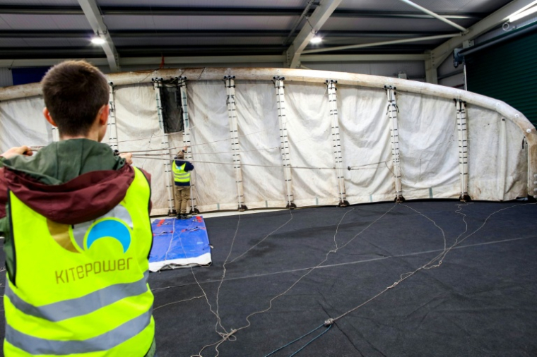 Le pilote Padraic Doherty, assisté par Jacob Hamilton, stagiaire, prépare le lancement d'un cerf-volant qui produit de l'électricité, à Bangor Erris, en Irlande, le 18 juillet 2025 ( AFP / Paul Faith )