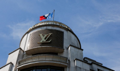 La boutique de la marque de luxe Louis Vuitton sur les Champs-Élysées à Paris
