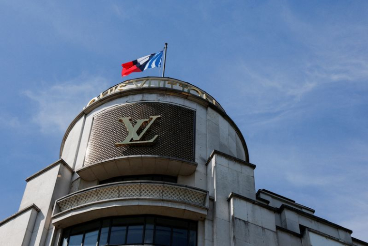 La boutique de la marque de luxe Louis Vuitton sur les Champs-Élysées à Paris
