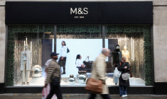 Une personne passe devant une boutique Marks & Spencer près de Marble Arch sur Oxford Street, à Londres