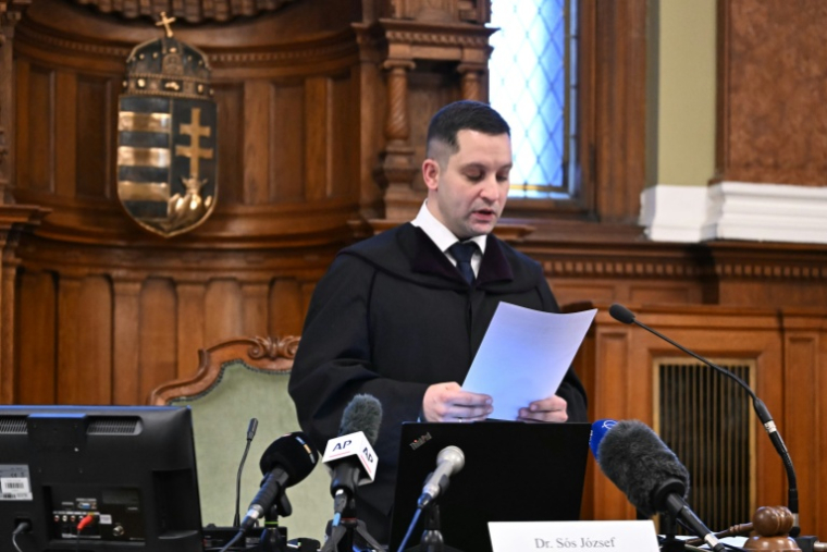Le juge hongrois Jozsef Sos lit le verdict du procès du militant antifasciste non-binaire allemand Maja T., le 4 février 2026 au tribunal de Budapest, accusé de violences contre des participants néonazis à une manifestation en Hongrie en 2023 ( AFP / Attila KISBENEDEK )