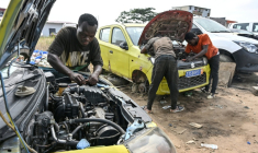 Des mécaniciens informels travaillent sur des moteurs de voiture dans le quartier d'Angré, à Abidjan, la capitale économique ivoirienne, le 21 juillet 2026. ( AFP / Issouf SANOGO )