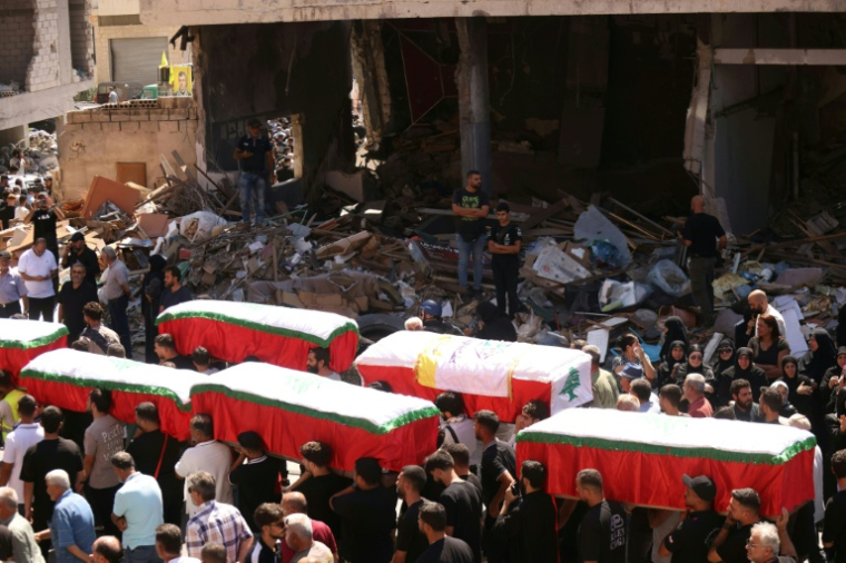 Les funérailles de victimes d'une frappe aérienne israélienne ayant visé le village de Kfar Remmane la veille, dans le sud du Liban, le 8 septembre 2026 ( AFP / MAHMOUD ZAYYAT )
