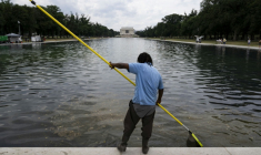 Un ouvrier nettoie l'eau du bassin réfléchissant du Lincoln Memorial à Washington, le 22 juin 2026 ( AFP / Kent Nishimura )