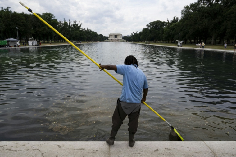 Un ouvrier nettoie l'eau du bassin réfléchissant du Lincoln Memorial à Washington, le 22 juin 2026 ( AFP / Kent Nishimura )