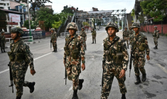 Des militaires patrouillent dans une rue pendant un couvre-feu imposé pour rétablir l'ordre public à Katmandou le 12 septembre 2025 au Népal ( AFP / Pedro Pardo )