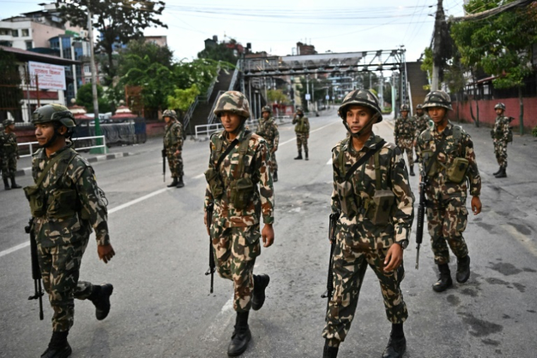 Des militaires patrouillent dans une rue pendant un couvre-feu imposé pour rétablir l'ordre public à Katmandou le 12 septembre 2025 au Népal ( AFP / Pedro Pardo )