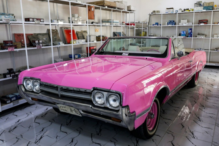 Une oldsmobile de 1964 restaurée, dans le magasin de pièces détachées de Jaafar Salmane, le 27 mai 2025 à Alexandrie, dans la province de Babel, en Irak ( AFP / Karar Jabbar )
