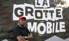 Adama Camara, un ex-détenu qui a reconstitué, dans un camion, son ancienne cellule pour "sensibiliser" les jeunes à la vie en prison, le 11 juin 2025 à Drancy, en Seine-Saint-Denis ( AFP / Hugo MATHY )