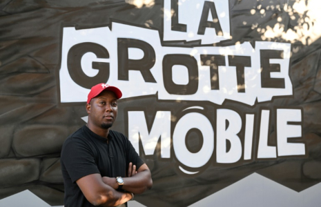 Adama Camara, un ex-détenu qui a reconstitué, dans un camion, son ancienne cellule pour "sensibiliser" les jeunes à la vie en prison, le 11 juin 2025 à Drancy, en Seine-Saint-Denis ( AFP / Hugo MATHY )