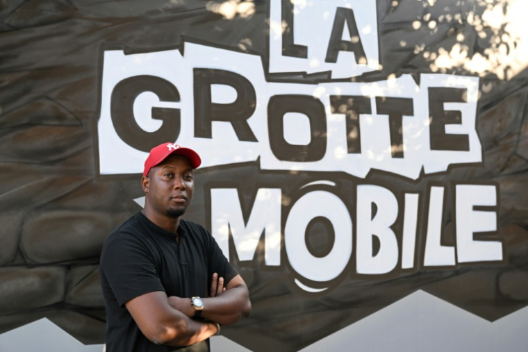 Adama Camara, un ex-détenu qui a reconstitué, dans un camion, son ancienne cellule pour "sensibiliser" les jeunes à la vie en prison, le 11 juin 2025 à Drancy, en Seine-Saint-Denis ( AFP / Hugo MATHY )