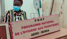 Une agent de santé postée à l'aéroport de Bunia, en République démocratique du Congo (RDC), pays en proie à une épidémie de maladie Ebola, le 21 mai 2026 ( AFP / Seros MUYISA )