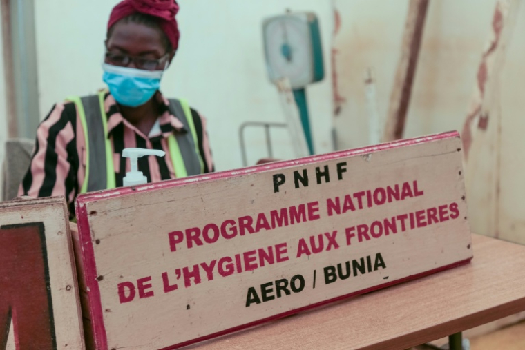 Une agent de santé postée à l'aéroport de Bunia, en République démocratique du Congo (RDC), pays en proie à une épidémie de maladie Ebola, le 21 mai 2026 ( AFP / Seros MUYISA )
