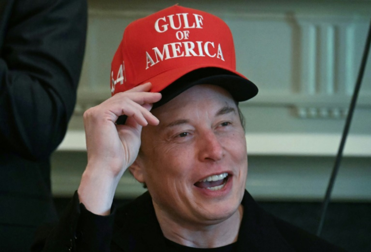 Elon Musk avec ses deux casquettes lors d'une réunion de l'administration Trump à Washington, le 30 avril 2025 ( AFP / Jim WATSON )