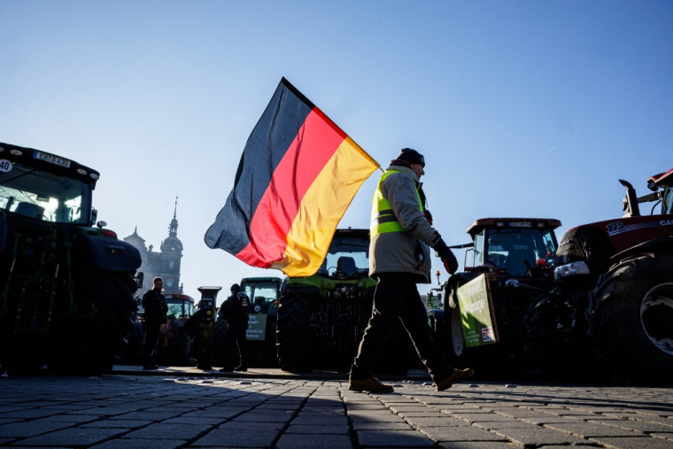 ( AFP / JENS SCHLUETER )