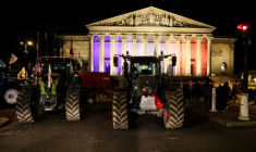 Des tracteurs devant l'Assemblée nationale lors d'une manifestation d'agriculteurs le 13 janvier 2026, à Paris ( AFP / Ludovic MARIN )