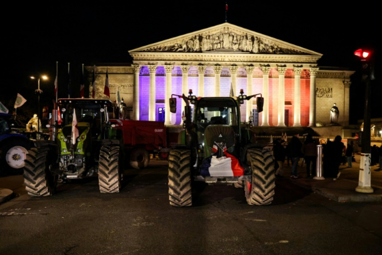 Des tracteurs devant l'Assemblée nationale lors d'une manifestation d'agriculteurs le 13 janvier 2026, à Paris ( AFP / Ludovic MARIN )