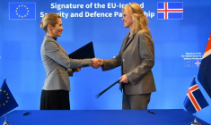 La cheffe de la diplomatie de l'Union européenne, Kaja Kallas (G), et la ministre des Affaires étrangères de l’Islande, Thorgerdur Katrin Gunnarsdottir, le le 18 mars 2026 à Bruxelles ( AFP / NICOLAS TUCAT )