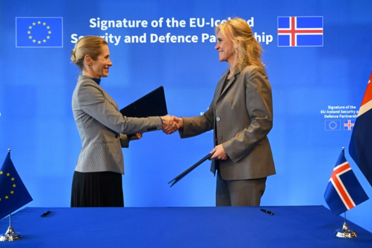 La cheffe de la diplomatie de l'Union européenne, Kaja Kallas (G), et la ministre des Affaires étrangères de l’Islande, Thorgerdur Katrin Gunnarsdottir, le le 18 mars 2026 à Bruxelles ( AFP / NICOLAS TUCAT )
