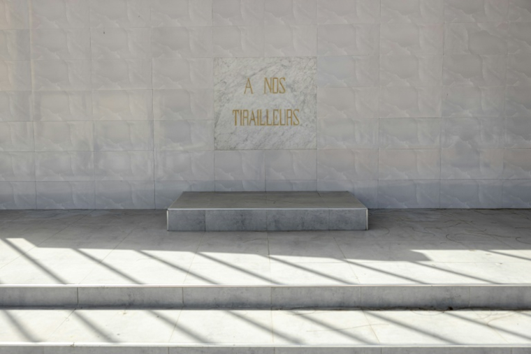 Une plaque commémorative au cimetière militaire de Thiaroye, près de Dakar, au Sénégal, le 23 octobre 2025 ( AFP / PATRICK MEINHARDT )