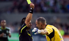 Au Brésil, un gardien écope d’un carton jaune… pour avoir repoussé le ballon avec ses mains