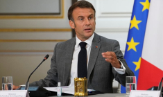 Le président français Emmanuel Macron s’exprime durant une réunion du cabinet