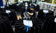 PHOTO DE FICHIER : Un employé travaille sur la chaîne de montage de Nanjo Auto Interior à Akitakata, dans la préfecture d'Hiroshima