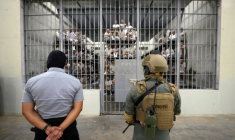 Des détenus dans une cellule lors de la visite du président élu du Chili, José Antonio Kast, au méga-centre de détention antiterroriste (Cecot) à Tecoluca, au Salvador, le 29 janvier 2026 ( AFP / Oscar RIVERA )