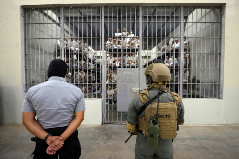Des détenus dans une cellule lors de la visite du président élu du Chili, José Antonio Kast, au méga-centre de détention antiterroriste (Cecot) à Tecoluca, au Salvador, le 29 janvier 2026 ( AFP / Oscar RIVERA )