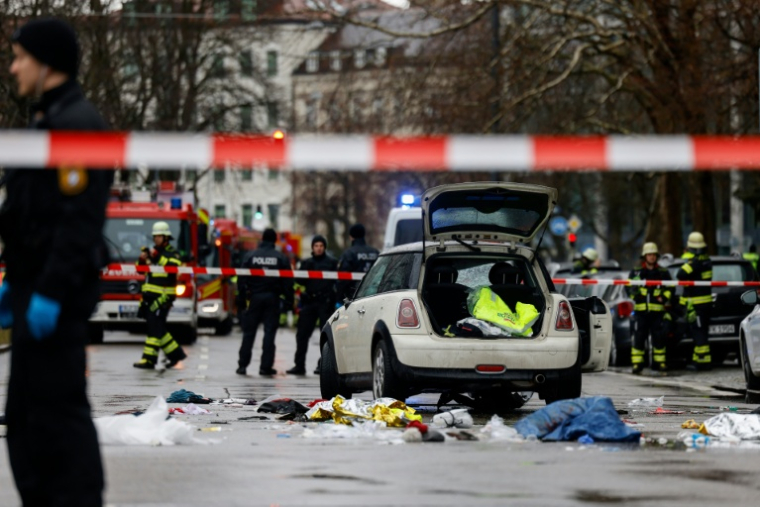Des équipes de secours et des policiers sur les lieux où une voiture a foncé dans la foule, le 13 février 2025 à Munich, en Allemagne ( AFP / Michaela STACHE )