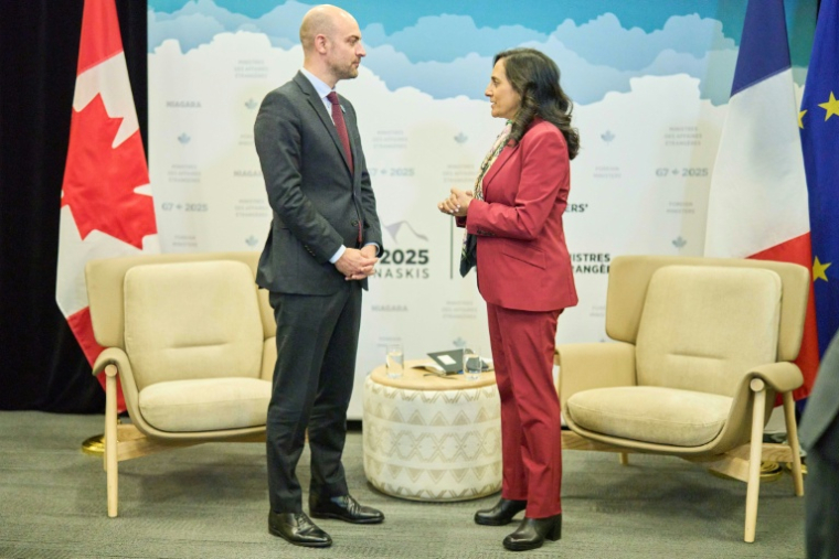 Le ministre français des Affaires étrangères Jean-Noël Barrot et son homologue canadienne Anita Anand, le 11 novembre 2025, à Niagara  ( AFP / Geoff Robins )