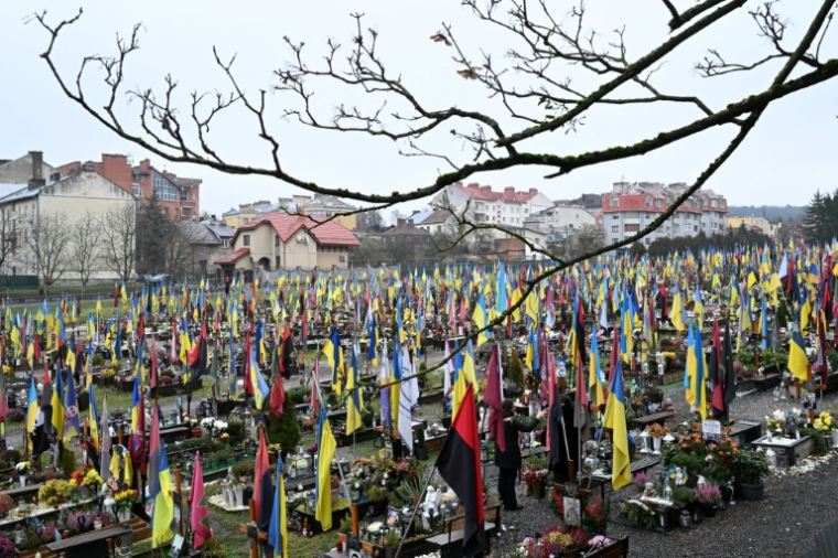 Tombes de soldats ukrainiens dans un cimetière militaire à Lviv, en Ukraine, le 2 décembre 2025 ( AFP / Sergei GAPON )