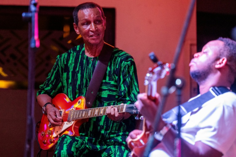 Le guitariste Yahya Fall membre du groupe Orchestra Baobab, se produit au club Just For You, le 27 septembre 2026 à Dakar, au Sénégal ( AFP / SEYLLOU )