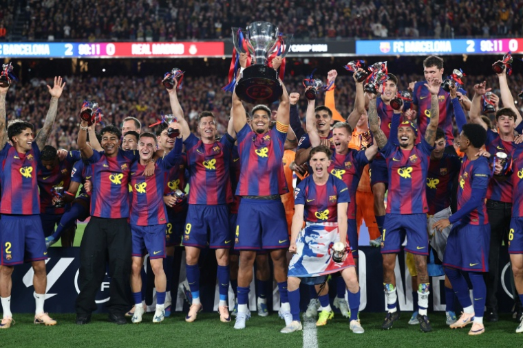 Les joueurs du FC Barcelone remportent leur 29e titre en Liga, après leur victoire dans le Clasico contre le Real Madrid, le 10 mai 2026 au Camp Nou ( AFP / Josep LAGO )