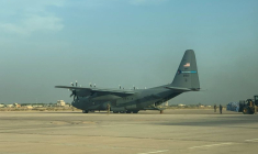 Un avion de transport militaire américain est stationné à Camp Victory, près de l'aéroport international de Bagdad, à Bagdad