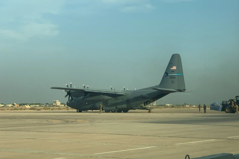 Un avion de transport militaire américain est stationné à Camp Victory, près de l'aéroport international de Bagdad, à Bagdad