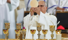 Le pape Léon XIV administre la communion lors de la messe qu'il célèbre à la cathédrale Saint-Étienne de Metz, le 28 septembre 2026 en Moselle ( POOL / Benoit Tessier )