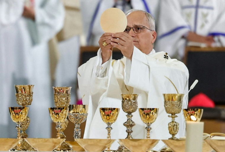 Le pape Léon XIV administre la communion lors de la messe qu'il célèbre à la cathédrale Saint-Étienne de Metz, le 28 septembre 2026 en Moselle ( POOL / Benoit Tessier )