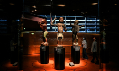 Les statues des Œuvres des trésors royaux d'Abomey exposées puis restituées au Bénin, au Musée du quai Branly à Paris le 10 septembre 2021 ( AFP / Christophe ARCHAMBAULT )