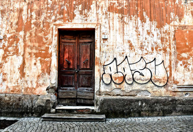 Lorsqu'une façade d'immeuble est dégradée suite à une manifestation, qui est responsable des réparations ? ( Crédits : Pixabay MabelAmber)