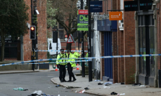 Des policiers près d'un cordon de sécurité après qu'un automobiliste a percuté des piétons samedi soir, le 29 mars 2026 à Derby, dans le centre de l'Angleterre ( AFP / Darren Staples )