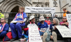 Des manifestants rassemblés dans le centre de Londres alors que la Haute Cour rend son verdict sur l'interdiction du groupe Palestine Action, le 15 juin 2026 ( AFP / CARLOS JASSO )