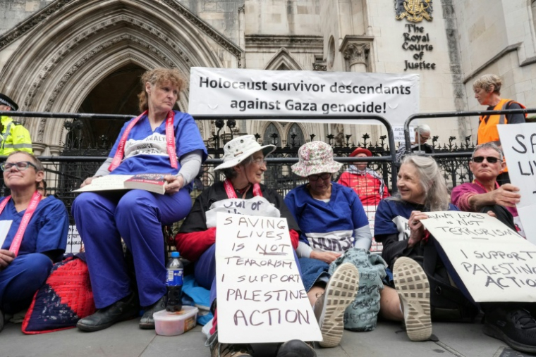 Des manifestants rassemblés dans le centre de Londres alors que la Haute Cour rend son verdict sur l'interdiction du groupe Palestine Action, le 15 juin 2026 ( AFP / CARLOS JASSO )